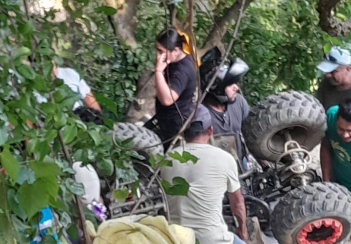 Tres heridos en volcadura de cuatrimoto