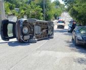 CHOCÓ Y VOLCÓ UNA CAMIONETA        
