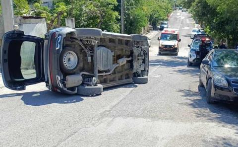 CHOCÓ Y VOLCÓ UNA CAMIONETA        
