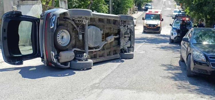 CHOCÓ Y VOLCÓ UNA CAMIONETA        