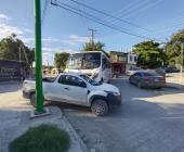 Chocó autobús contra camioneta      