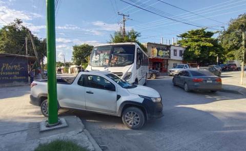 Chocó autobús contra camioneta      

