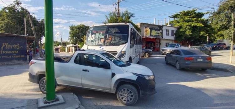 Chocó autobús contra camioneta      