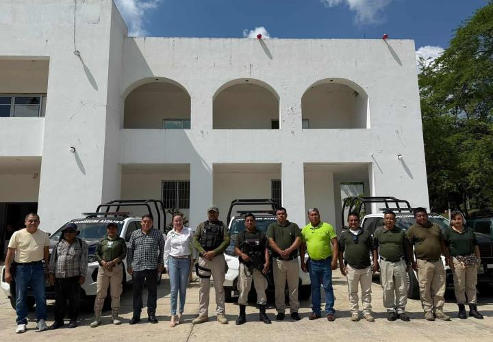 Refuerzan seguridad en Matlapa; alcaldesa entrega tres patrullas