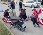 Dama lesionada al derrapar su moto