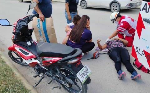 Dama lesionada al derrapar su moto