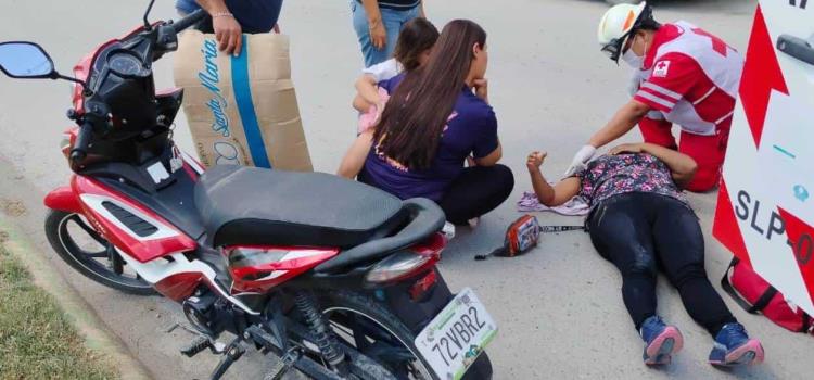Dama lesionada al derrapar su moto