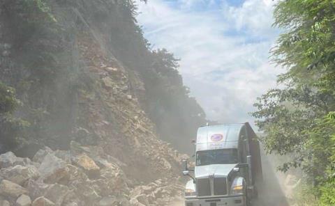 Colocarán muro contra derrumbes en carretera
