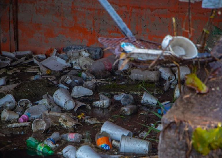CONTAMINAN EL AGUA
