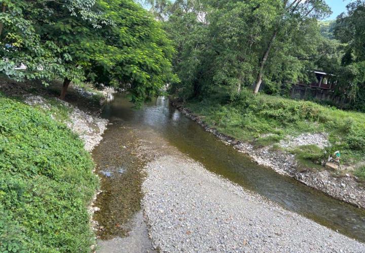 Acumulación de basura en arroyo Acontla