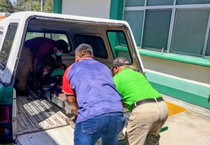 Anciana se desmaya en vía pública