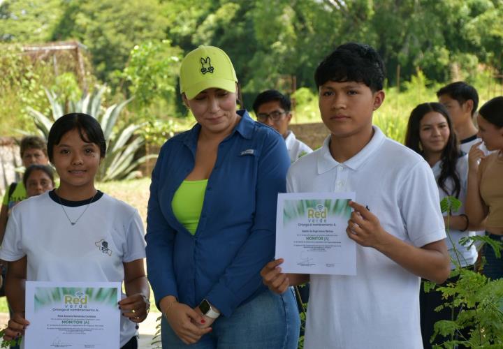Realizan reforestación y gestiones a favor de jóvenes estudiantes