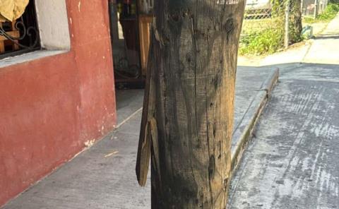 Remueven poste en malas condiciones