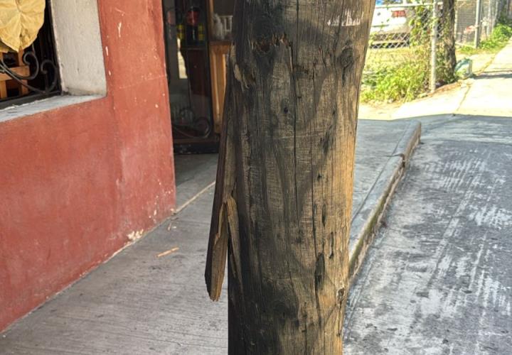 Remueven poste en malas condiciones