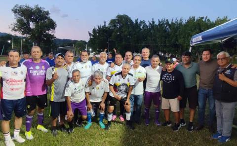 Reconocen a leyendas del fútbol local