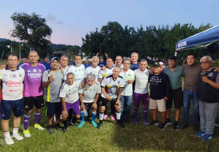 Reconocen a leyendas del fútbol local