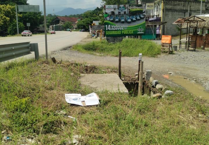 Zanjas abiertas ponen en riesgo a automovilistas y peatones