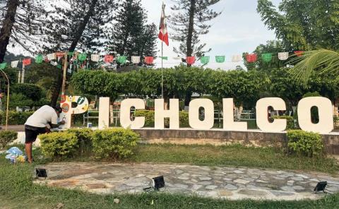 Picholco inicia preparativos para Xantolo decoran sus letras monumentales
