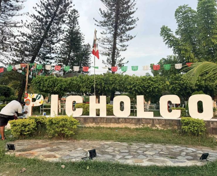 Picholco inicia preparativos para Xantolo decoran sus letras monumentales
