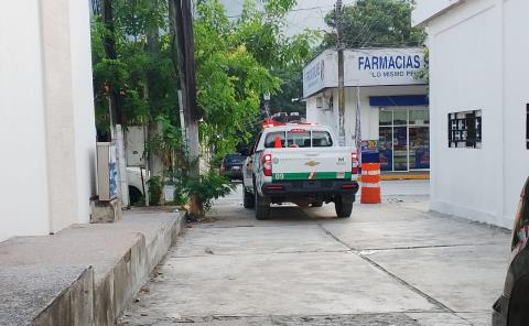 Motociclista cae por pavimento mojado y velocidad