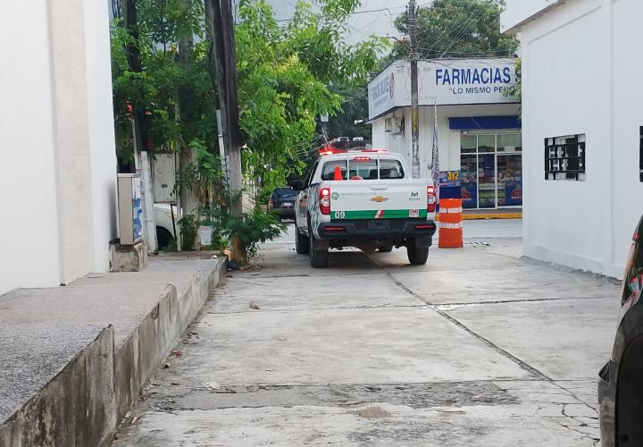 Motociclista cae por pavimento mojado y velocidad