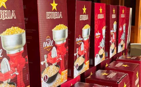 Reciben familias molinos de mano a bajo costo