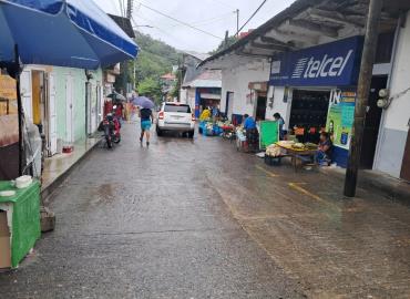Comerciantes laboran pese a las inclemencias del clima