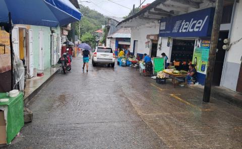 Comerciantes laboran pese a las inclemencias del clima