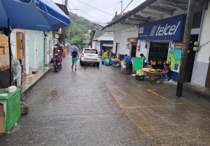 Comerciantes laboran pese a las inclemencias del clima