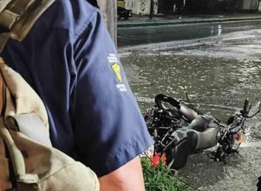 Motociclista chocó contra un poste