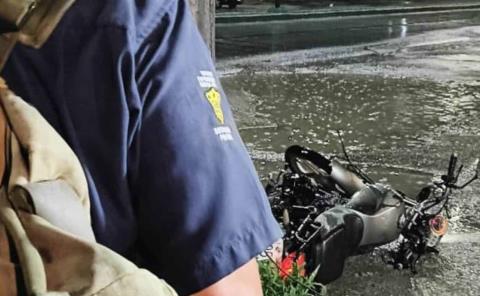 Motociclista chocó contra un poste