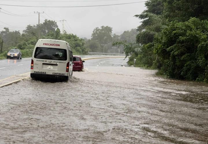 Desborda Arroyo Acontla y pone en alerta a Matlapa