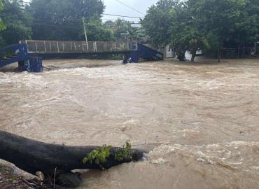 Desborda Arroyo Acontla y pone en alerta a Matlapa