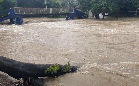 Desborda Arroyo Acontla y pone en alerta a Matlapa