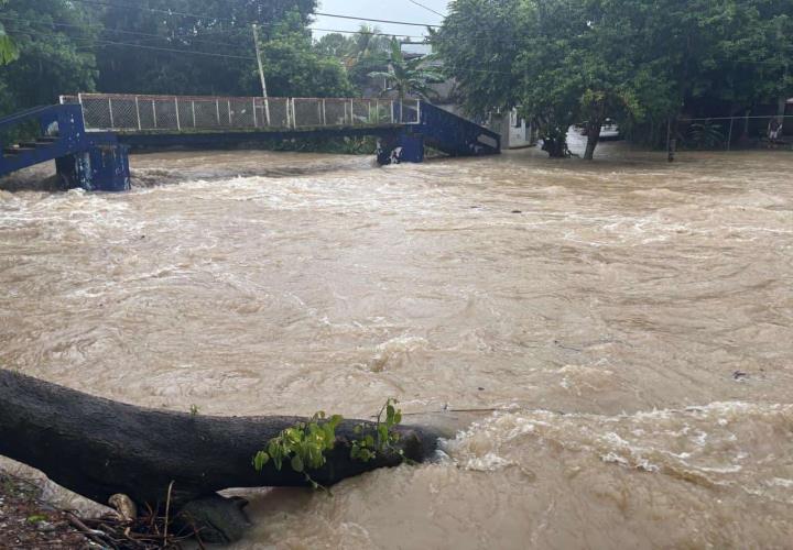 Desborda Arroyo Acontla y pone en alerta a Matlapa