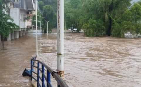 Evacuan a familias damnificadas por inundación