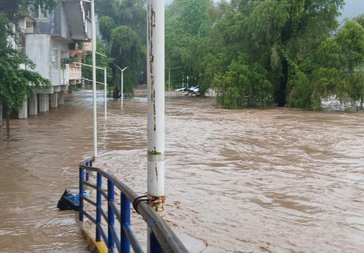 Evacuan a familias damnificadas por inundación