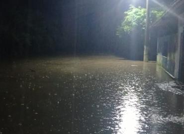 Desbordamiento de arroyos provoca cierre de caminos