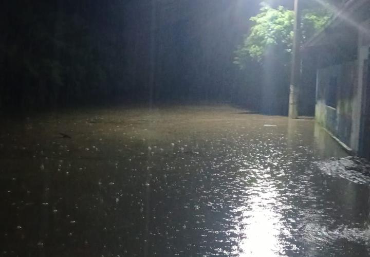Desbordamiento de arroyos provoca cierre de caminos