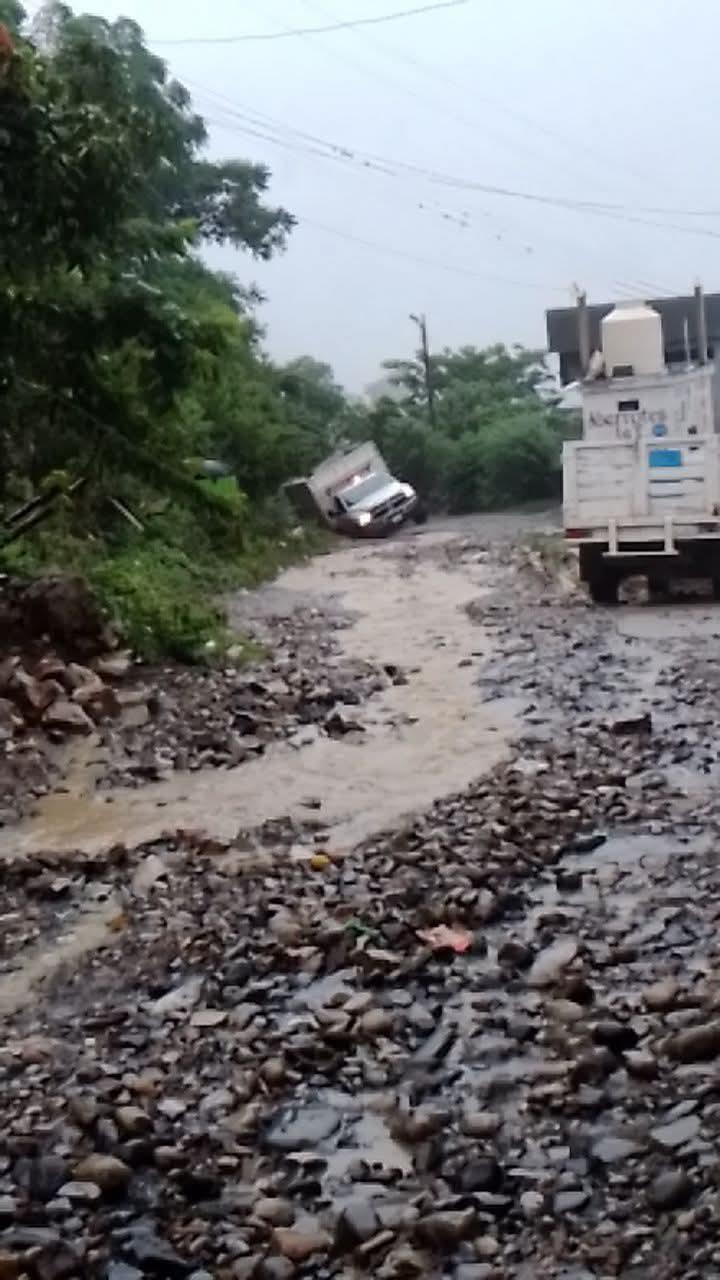 CAMIONETA A PUNTO DE VOLCAR
