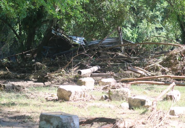 Campo de futbol del Amajac también arrasado por el río