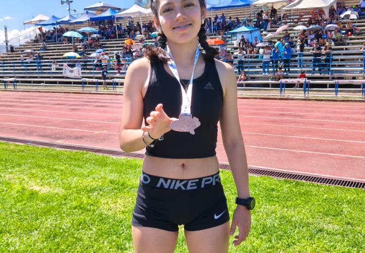Nathalia Yunuén Ángeles Rojas 3er lugar en 150 metros planos