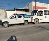 Camioneta impactada por un autobús urbano    