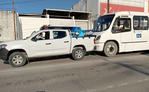 Camioneta impactada por un autobús urbano    
