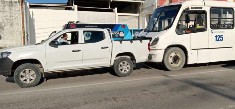 Camioneta impactada por un autobús urbano Camioneta impactada por un autobús urbano