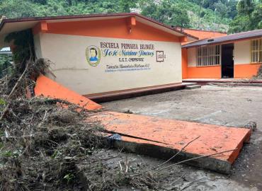 Escuela devastada por lluvias en Los Manantiales, Matlapa