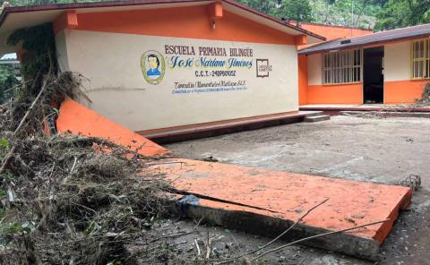 Escuela devastada por lluvias en Los Manantiales, Matlapa
