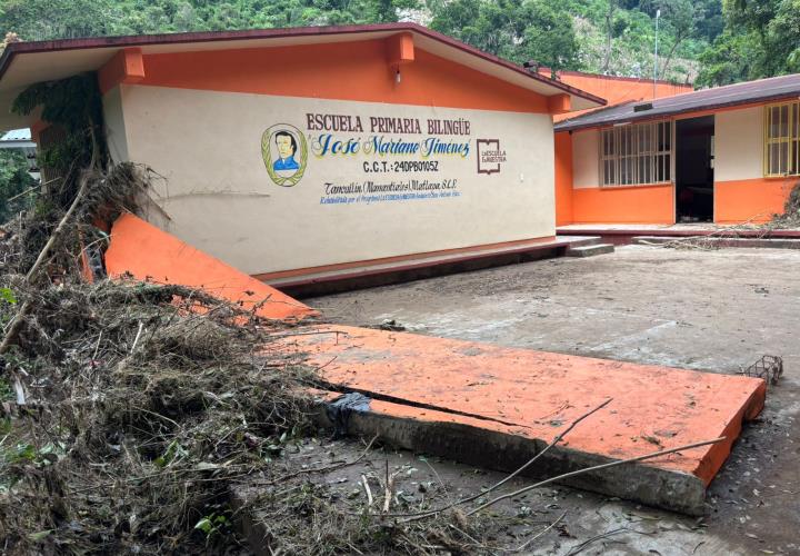 Escuela devastada por lluvias en Los Manantiales, Matlapa