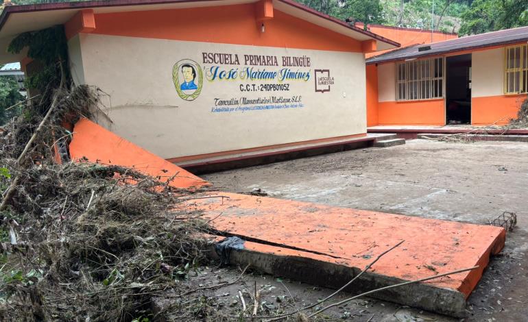 Escuela devastada por lluvias en Los Manantiales, Matlapa