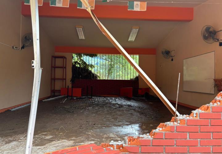 Escuela devastada por lluvias en Los Manantiales, Matlapa